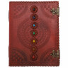 Ledergebundenes Gedenkbuch mit kreisförmigem Mandala und sieben Chakra-Steinen